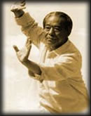 Anciano practicando el Taichi
