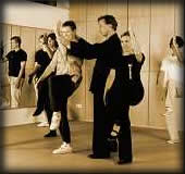 Personas adultas practicando Taichi